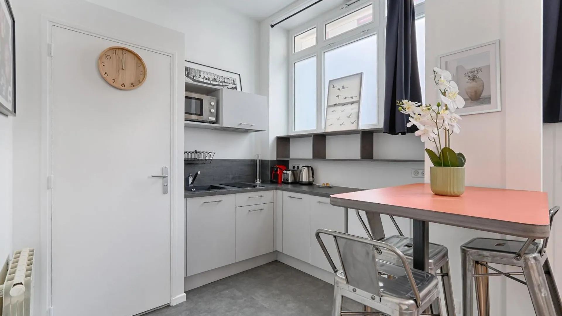 Charming Apartment Heart Of 17Th Παρίσι 0*,
